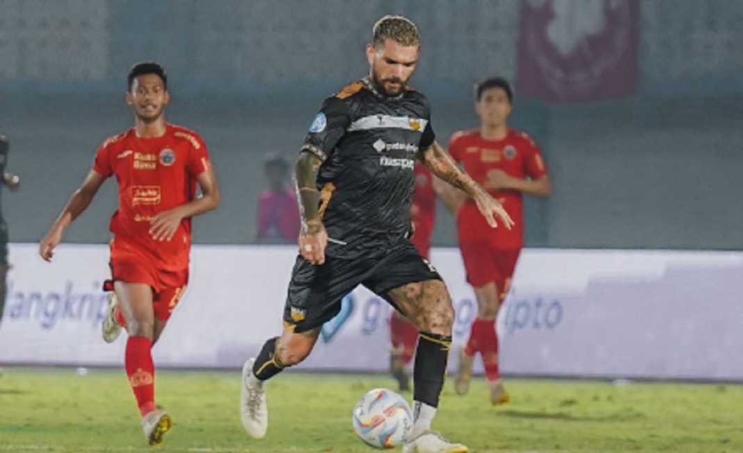 Dimitros Kolovos bintang Dewa United di laga melawan Persija Jakarta Dimitros Kolovos bintang Dewa United di laga melawan Persija Jakarta