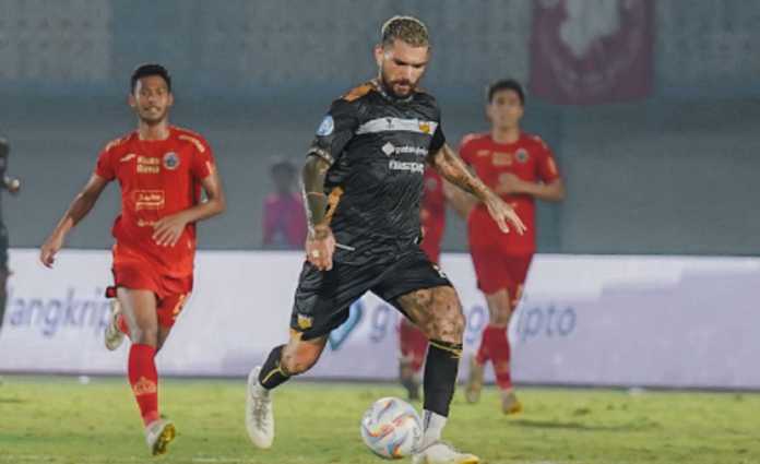 Dimitros Kolovos bintang Dewa United di laga melawan Persija Jakarta