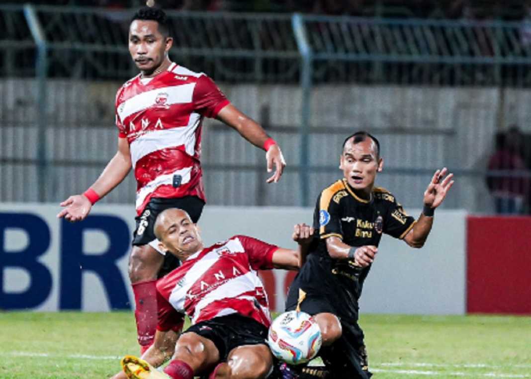 Duel Madura United vs Persija Jakarta - sumber foto Twitter Persija Jakarta Duel Madura United vs Persija Jakarta - sumber foto Twitter Persija Jakarta