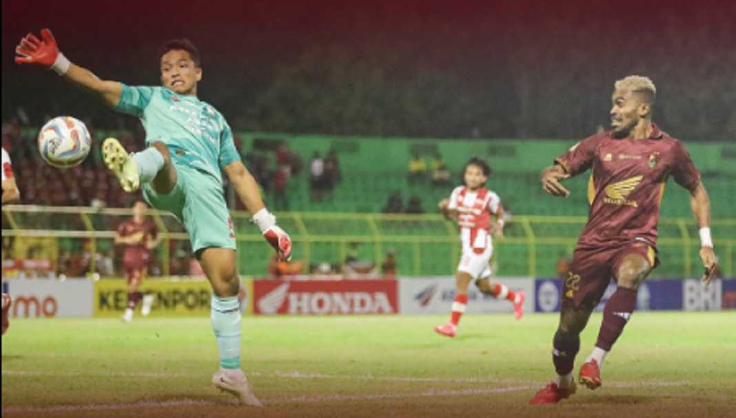 Duel PSM Makassar vs Persis Solo - sumber foto Twitter PSM_Makassar Duel PSM Makassar vs Persis Solo - sumber foto Twitter PSM_Makassar