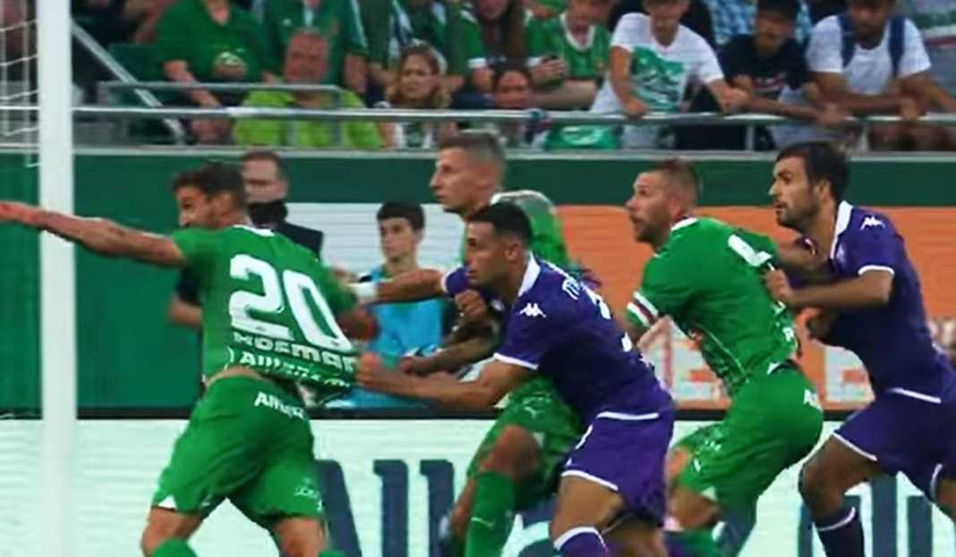 Duel Pemain Rapid Vienna vs Fiorentina di Leg Pertama Play-off Liga Konferensi Eropa Fiorentina Tumbang dari Rapid Vienna, Vincenzo Italiano Belum Lempar Handuk