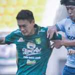 Duel dua pemain asing Persebaya vs Persita - sumber foto Twitter BRI Liga 1
