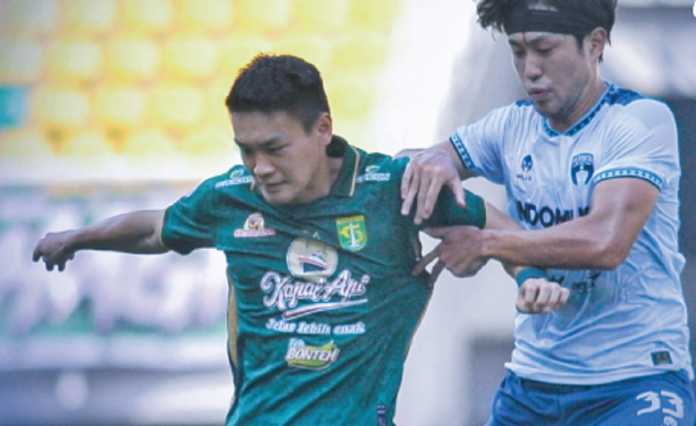 Duel dua pemain asing Persebaya vs Persita - sumber foto Twitter BRI Liga 1