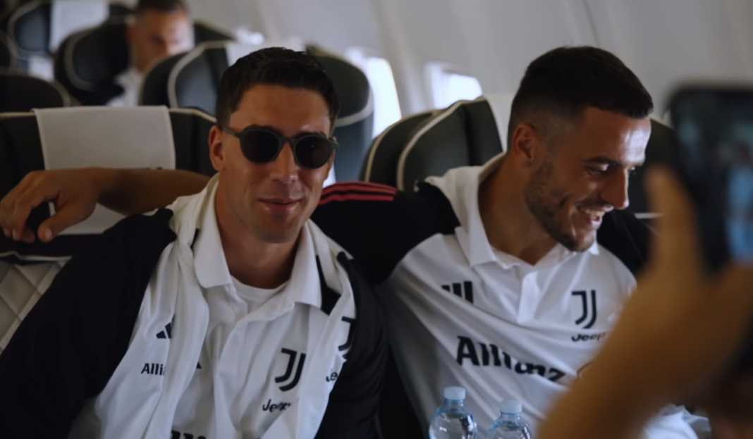 Dusan Vlahovic di pesawat bersama Filip Kostic Prediksi Liga Italia : Tanpa Sepak Bola Eropa, Juventus Fokus Penuh di Liga Domestik