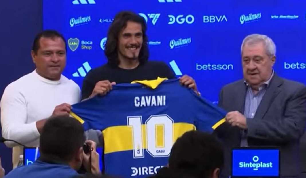 Edinson Cavani dengan Jersey Boca Juniors Edinson Cavani Ungkap Siapa yang Mendorongnya Pindah ke Boca Juniors