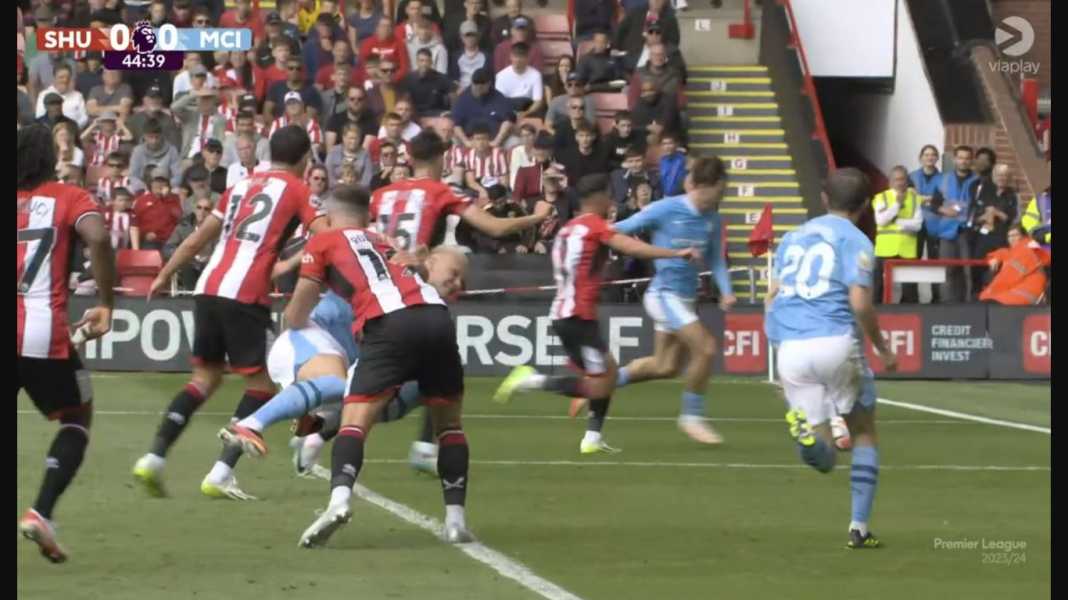 Erling Haaland terjatuh di dalam kotak penalti Sheffield United Sheffield United Gak Niat Main Bola, Tapi Untung Ada Gol Erling Haaland!
