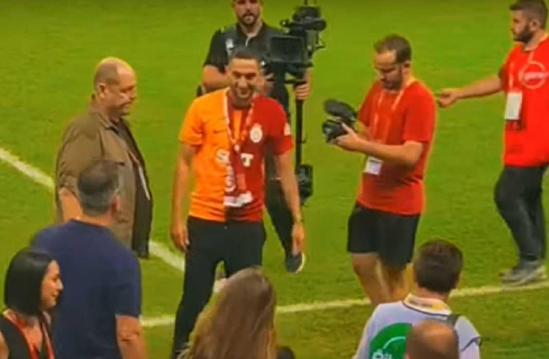 Hakim Ziyech Saat Diperkenalkan di Hadapan Suporter Galatasaray