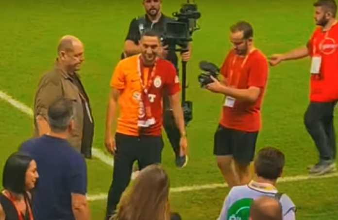 Hakim Ziyech Saat Diperkenalkan di Hadapan Suporter Galatasaray