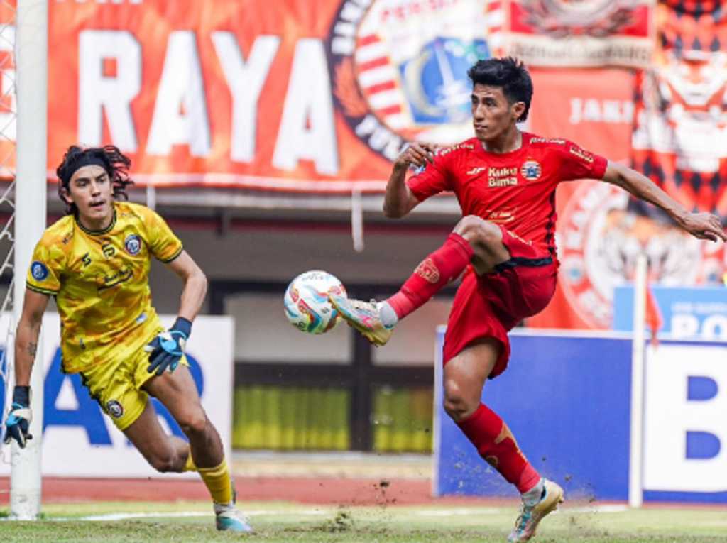 Hanif Sjahbandi Sesaat Sebelum Mencetak Gol Bekas Klubnya, Arema FC, yang Membawa Persija Unggul 2-1