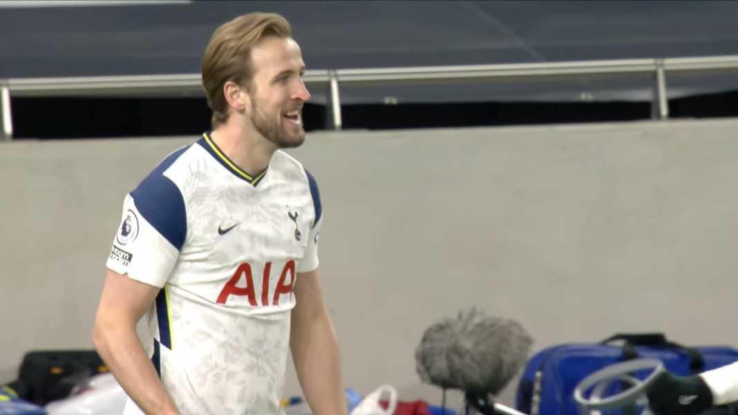 Harry Kane dalam seragam Tottenham Hotspur Berapa Sih Gaji Harry Kane di Bayern Munchen? Sampai Mau-maunya Dibujuk Pindah