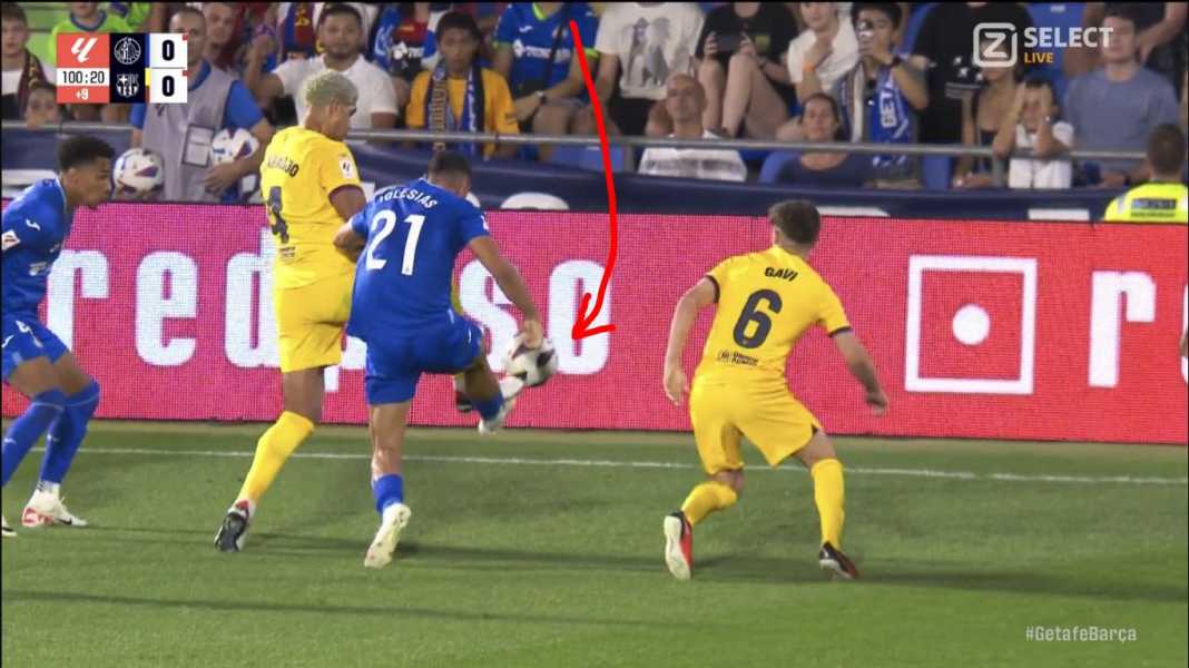 Iglesias menendang kaki Ronald Araujo menit 100 Sikut! Pukul! Getafe vs Barcelona Diwarnai Hujan Kartu Kuning dan Kartu Merah, Termasuk Xavi dan Raphinha!