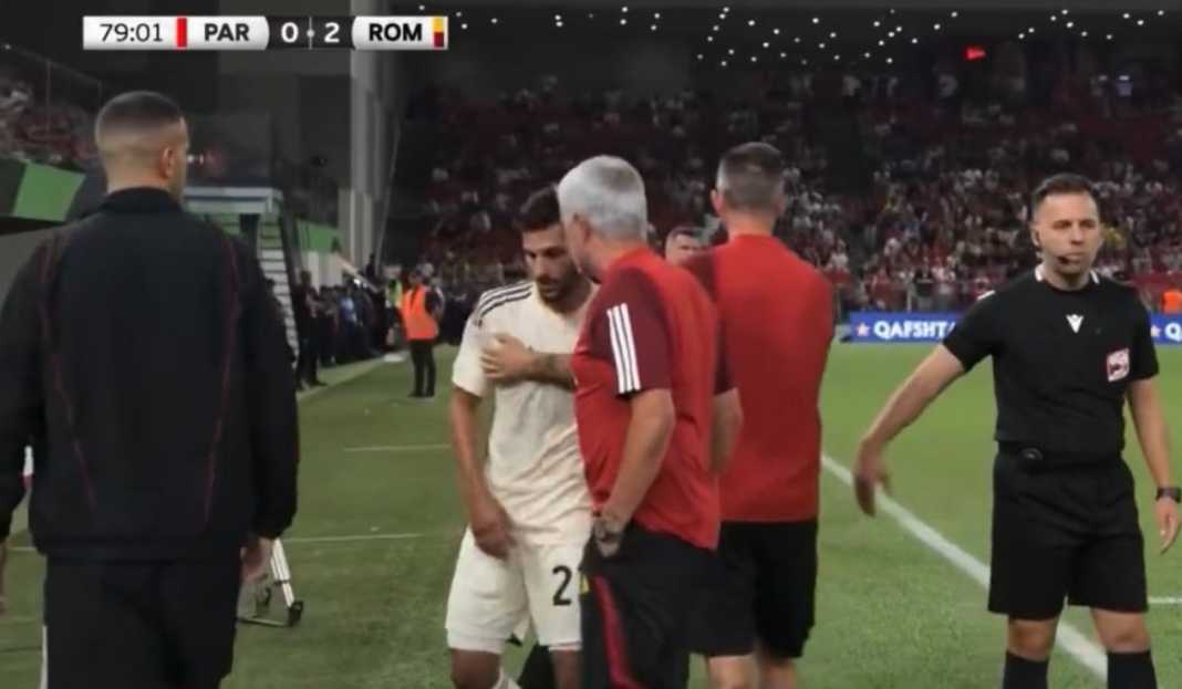 Jose Mourinho menarik keluar Houssem Aouar di laga kontra Partizan Prediksi Liga Italia : Roma Tanpa Para Pencetak Gol Jelang Laga Pembuka Kontra Granata