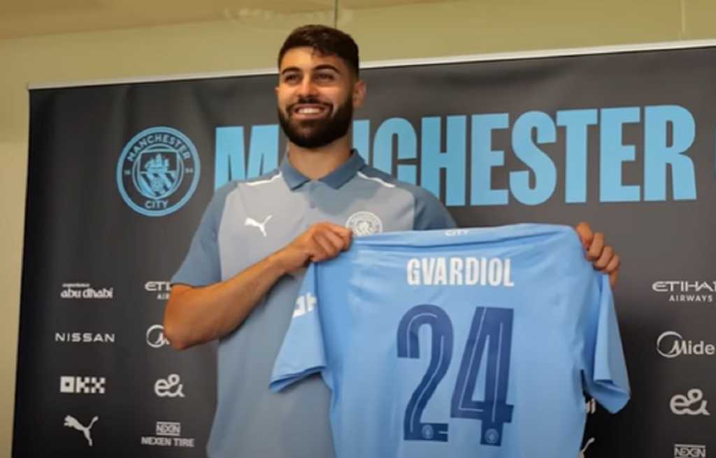 Josko Gvardiol saat diperkenalkan sebagai pemain Manchester City