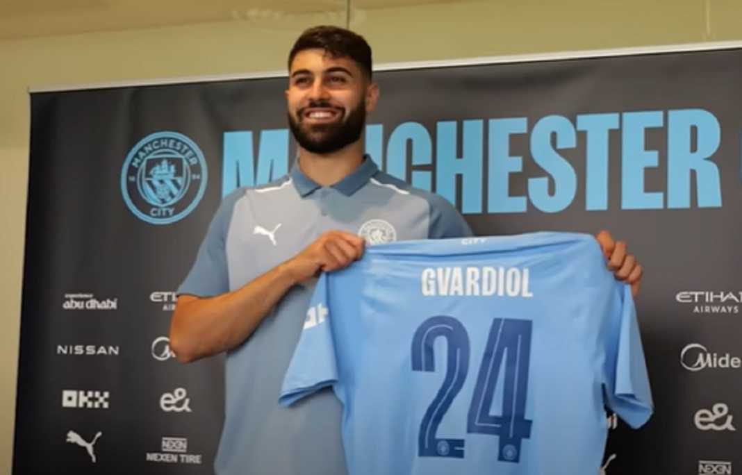 Josko Gvardiol saat diperkenalkan sebagai pemain Manchester City Josko Gvardiol saat diperkenalkan sebagai pemain Manchester City