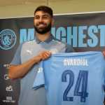 Josko Gvardiol saat diperkenalkan sebagai pemain Manchester City