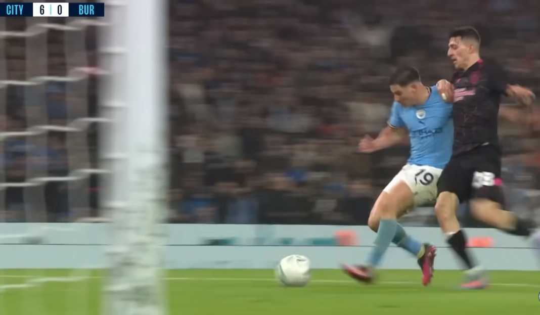 Julian Alvarez saat mencetak gol ke gawang Burnley Prediksi Liga Inggris : Manchester City Menang Beruntun di 11 Pertemuan Kontra The Clarets
