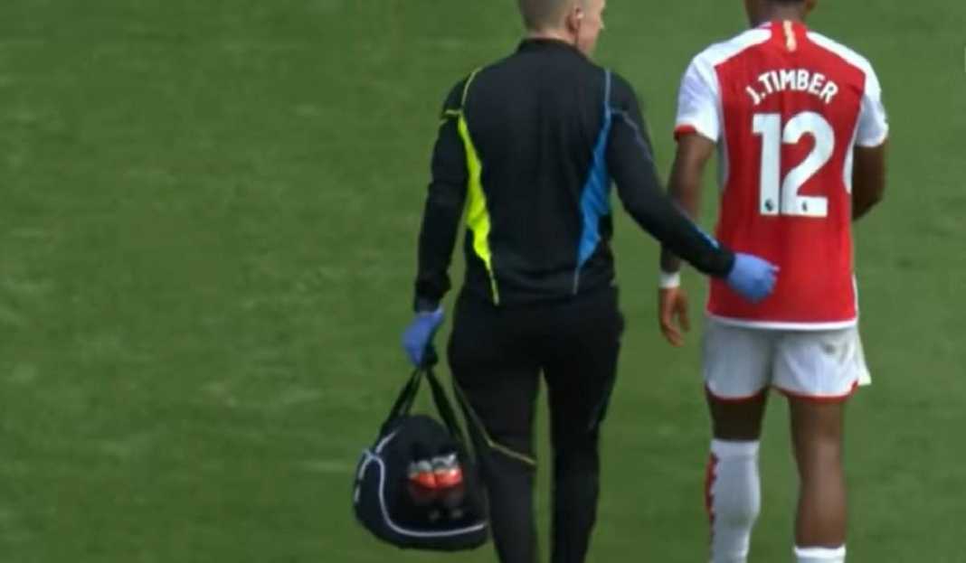 Jurrien Timber Berjalan dengan Tim Medis Arsenal Kontra Nottingham Arsenal Dapat Kabar Baik dari Jurrien Timber