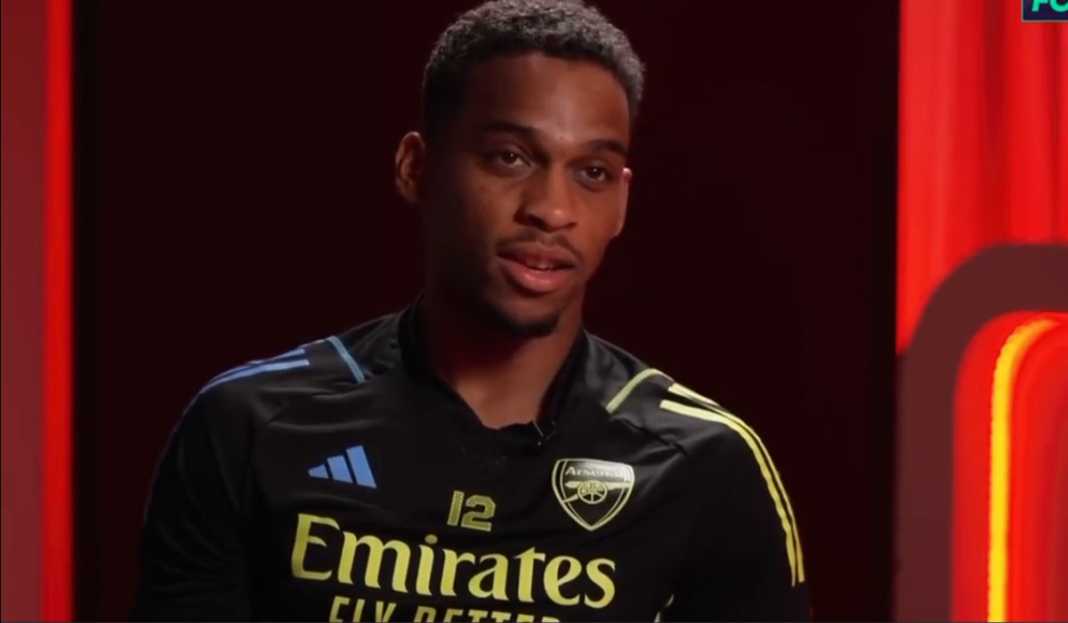 Jurrien Timber dalam sesi wawancaara Jurrien Timber Harap Starter di Pekan Perdana Premier League, Sebut Arsenal Punya Target Tinggi