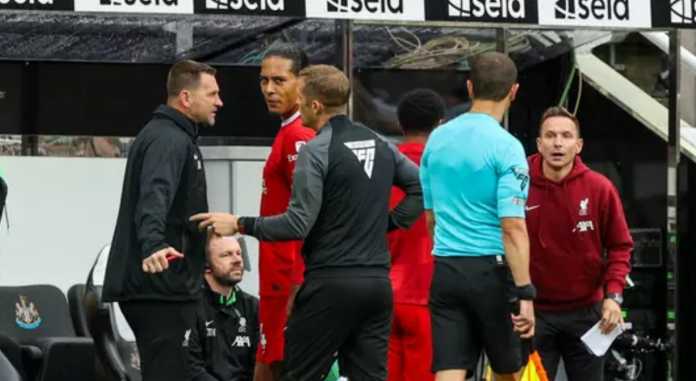 Kapten Liverpool Virgil Van Dijk saat diusir keluar lapangan karena kartu merah
