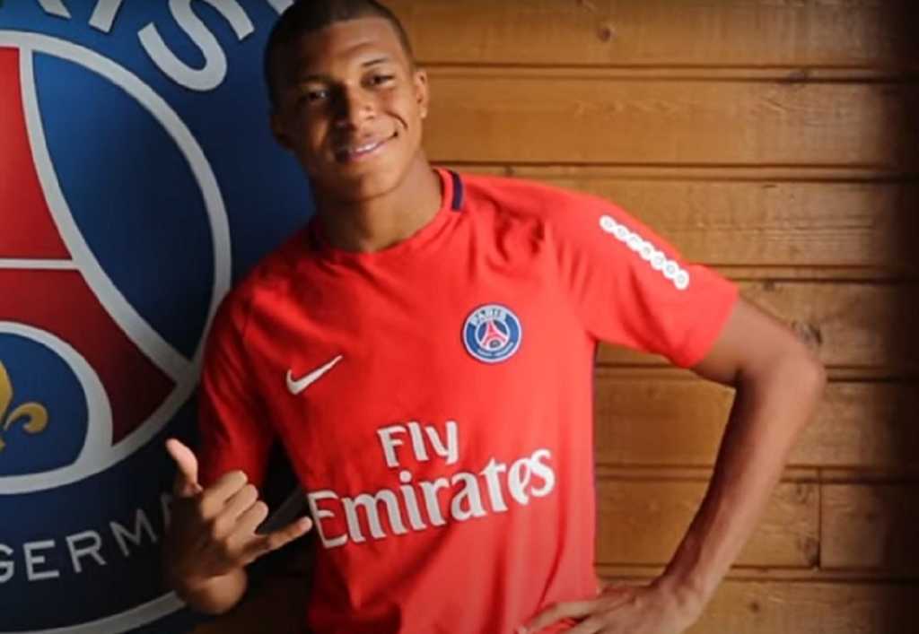 Kylian Mbappe berpose di depan lecana PSG