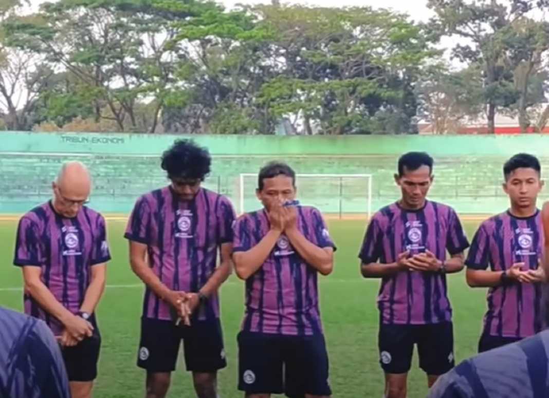 Latihan Arema FC bersama pelatih baru. Robert Valente Latihan Arema FC bersama pelatih baru. Robert Valente
