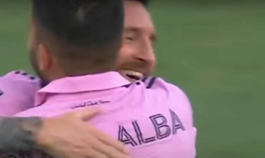 Lionel Messi dan Jordi Alba usai mencetak gol untuk Inter Miami Lionel Messi dan Jordi Alba usai mencetak gol untuk Inter Miami