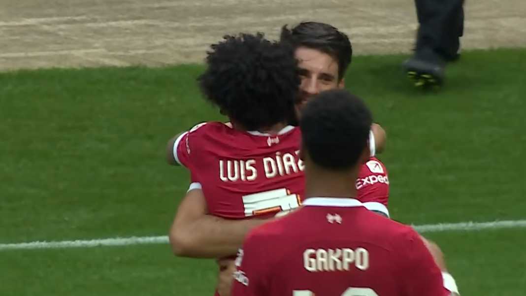 Luis Diaz rayakan golnya Turun Dengan 6 Penyerang, Liverpool Sementara Imbang di Stamford Bridge