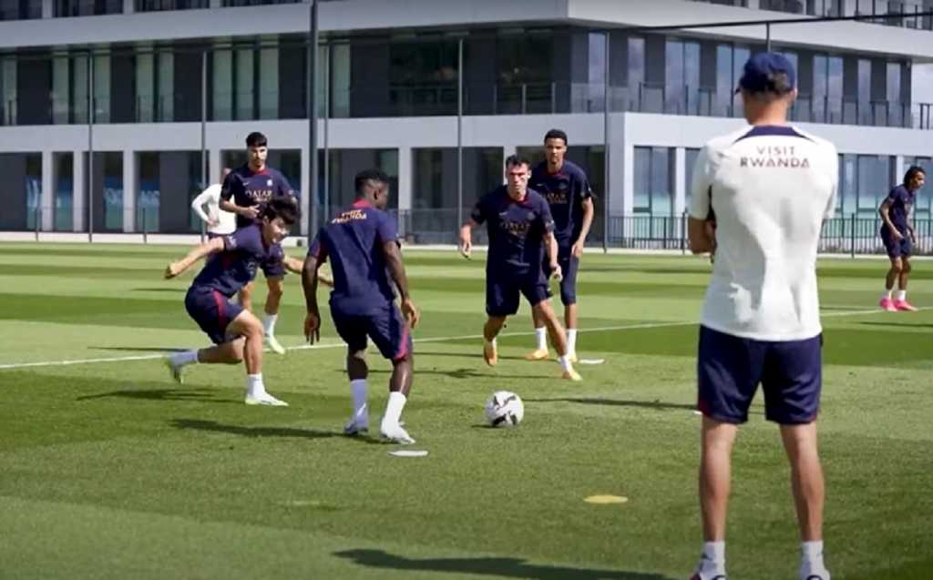 Luis Enrique saat memandu latihan PSG