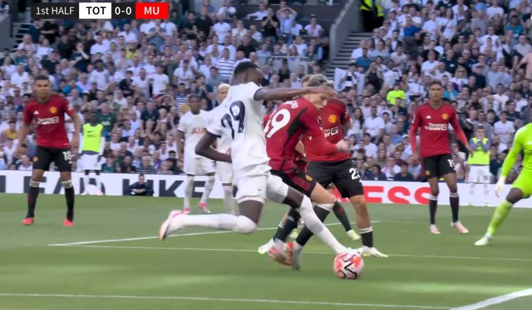 Manchester United saat melawan Tottenham Hotspur Prediksi Liga Inggris : Masalah Cedera Bikin Hidup Manchester United Semakin Sulit