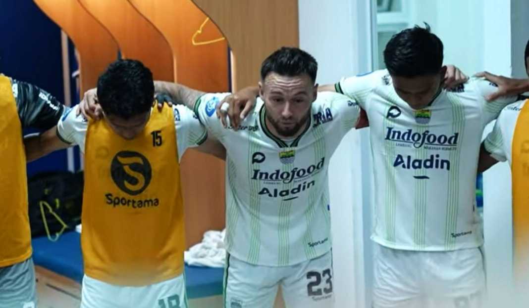 Marck Klok Sedang Berikan Motivasi untuk Rekannya di Persib Target Marc Klok Usai Bantu Persib Bandung Benamkan PSIS Semarang