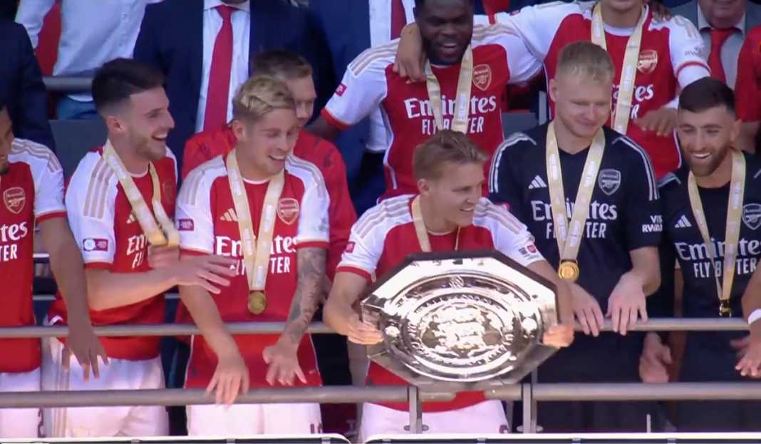 Martin Odegaard saat mengangkat piala Community Shield Arsenal Kedua, Ini Daftar Kolektor Trofi Community Shield Terbanyak Sepanjang Masa