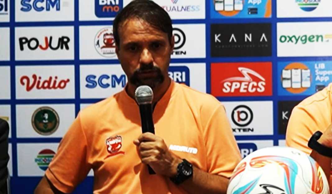 Mauricio Souza Sedang Konferensi Pers Usai Laga Madura United vs Persija Pelatih Madura United Ungkap Kunci Sukses Timnya Kalahkan Persija Jakarta