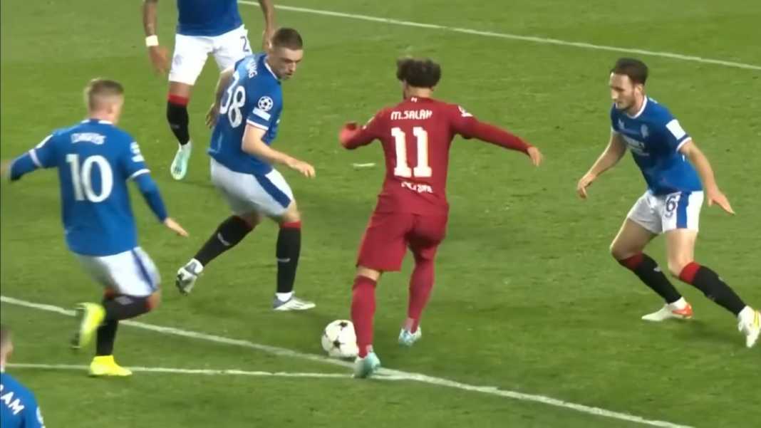 Mo Salah dikeroyok empat pemain Rangers Liverpool Diprediksi Ketemu Tetangga Klub yang Mereka Kalahkan 7-1 Musim Lalu