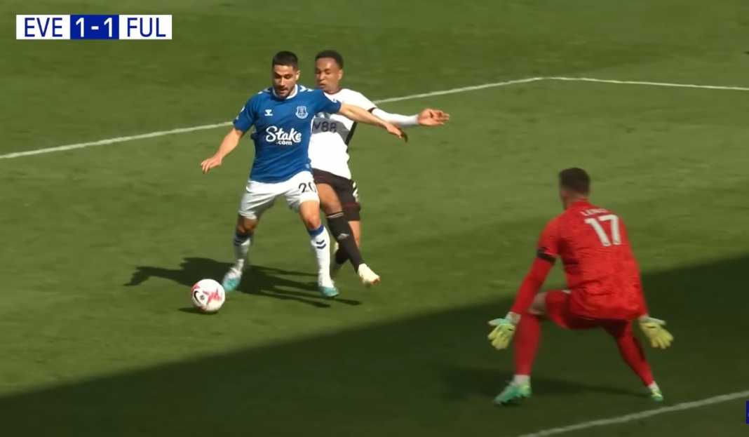 Neal Maupay saat laga Everton vs Fulham Prediksi Liga Inggris : Everton Sudah Kalah Dua Kali Beruntun dari The Cottagers di Kandang