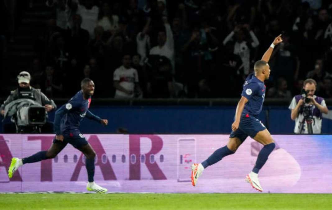 Pemain PSG, Kylian Mbappe merayakan golnya ke gawang Lens Pemain PSG, Kylian Mbappe merayakan golnya ke gawang Lens