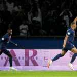 Pemain PSG, Kylian Mbappe merayakan golnya ke gawang Lens