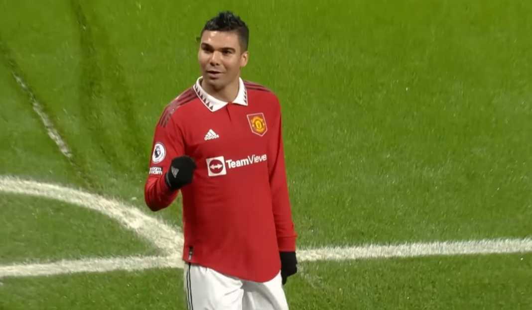Performa Casemiro dikritik saat lawan Wolves Gary Neville Kritik Keras Performa Casemiro, Minta Manchester United Beli Gelandang Baru