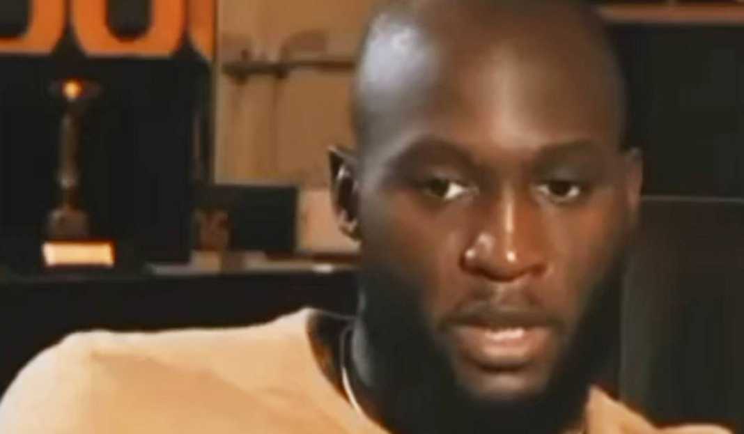 Romelu Lukaku Sedang Wawancara Disambut Hangat Fans AS Roma, Romelu Lukaku: Menyentuh Hati Saya