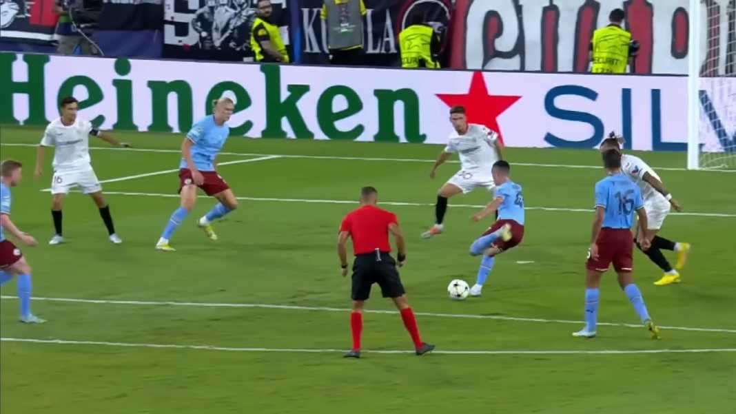 Sevilla vs Man City Gila Bola - Tahu gak, Manchester City itu sebenarnya tergolong anak ingusan di ajang Piala Super Eropa. Baru kali ini ikutan. Tahu kenapa? Karena kan baru satu kali juara Liga Champions, yaitu tahun 2023 ini. Sementara itu Sevilla yang akan menjadi calon musuh mereka di Georgios Karaiskakis Stadium di Pireus, Yunani, pada Kamis dinihari (17/8) adalah pemain senior di ajang kompetisi tahunan yang mempertemukan juara Liga Champions dan juara Liga Europa tersebut. Sevilla sudah enam kali bertarung di final Piala Super UEFA ini, satu kali menjadi juara yaitu tahun 2006 dan lima kali hanya menjadi runner-up. Nanti kita lihat kapan sajakah itu. Edisi 2023 di Yunani ini akan menjadi kesempatan ketujuh kalinya Palanganas masuk ke kompetisi elit ini, yang biasanya didominasi oleh tim-tim asal Liga Spanyol. Kapan Saja Sevilla Masuk Final Piala Super Eropa? Karena kompetisi ini sejatinya mempertemukan juara dua kompetisi paling atas di level Eropa maka Sevilla lolos ke Piala Super Eropa setiap kali mereka menjadi juara Europa League, yakni 2006, 2007, lalu tiga musim beruntun pada 2014, 2015 dan 2016, selain 2020 dan 2023. Dari enam kesempatan final Piala Super UEFA sebelum ini, Sevillistas hanya berhasil menang satu kali saja, saat menaklukkan Barcelona 3-0 pada tahun 2006 di Stade Louis II di Monaco. Pada lima kesempatan lainnya mereka kalah di final, tahun 2007 di tangan AC Milan 3-1, disusul kemudian 2014, 2015 dan 2016. Pada tiga tahun saat mereka menang beruntun di Liga Europa di bawah arahan Unai Emery, Los Hispalenses justru kalah dari Real Madrid dua kali dan Barcelona satu kali. Sevilla juga kalah dari penguasa trofi kuping besar Bayern Munchen pada final Piala Super Eropa pada 2020 melalui babak extra time. Bagaimana Catatan Tim Liga Inggris di Piala Super Eropa? Kompetisi ini biasanya dikuasai oleh tim-tim asal La Liga, dengan Barcelona serta Real Madrid masing-masing menjadi pemenangnya sebanyak lima kali sepanjang sejarah, selain AC Milan juga pernah menang lima kali. Di luar mereka semua, Liverpool adalah tim paling menonjol dari Liga Inggris karena pernah memenangkan trofi ini sebanyak empat kali, yaitu pada tahun-tahun 1977, 2001, 2005, dan 2019. Pada dua kesempatan lainnya 1978 dan 1984 gagal di final, hanya menjadi runner-up. Chelsea adalah tim kedua Premier League dengan jumlah kemenangan terbanyak, tahun 1998 dan 2021. Yang terakhir disebut ini terjadi saat the Blues menaklukkan Villarreal dengan adu penalti 6-5. Masih ada tiga tim asal Liga Inggris lainnya yang pernah berjaya di kompetisi Piala Super Eropa ini, yakni Manchester United satu kali pada 1991 dan kalah di final tiga kali pada 1999, 2008, dan 2017. Kemudian Aston Villa pernah satu kali 1982 serta Nottingham Forest 1979.