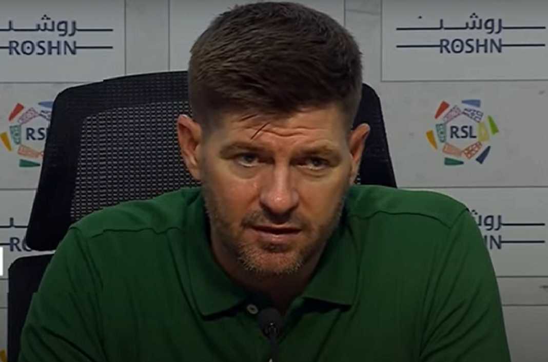 Steven Gerrard dalam sebuah konferensi pers di Al-Ettifaq Steven Gerrard dalam sebuah konferensi pers di Al-Ettifaq