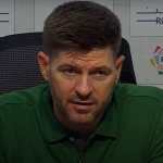 Steven Gerrard dalam sebuah konferensi pers di Al-Ettifaq
