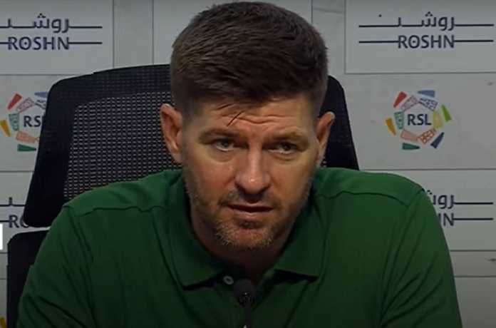 Steven Gerrard dalam sebuah konferensi pers di Al-Ettifaq