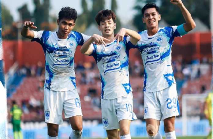Taisei Marukawa usai mencetak gol untuk PSIS ke gawang Persik Kediri