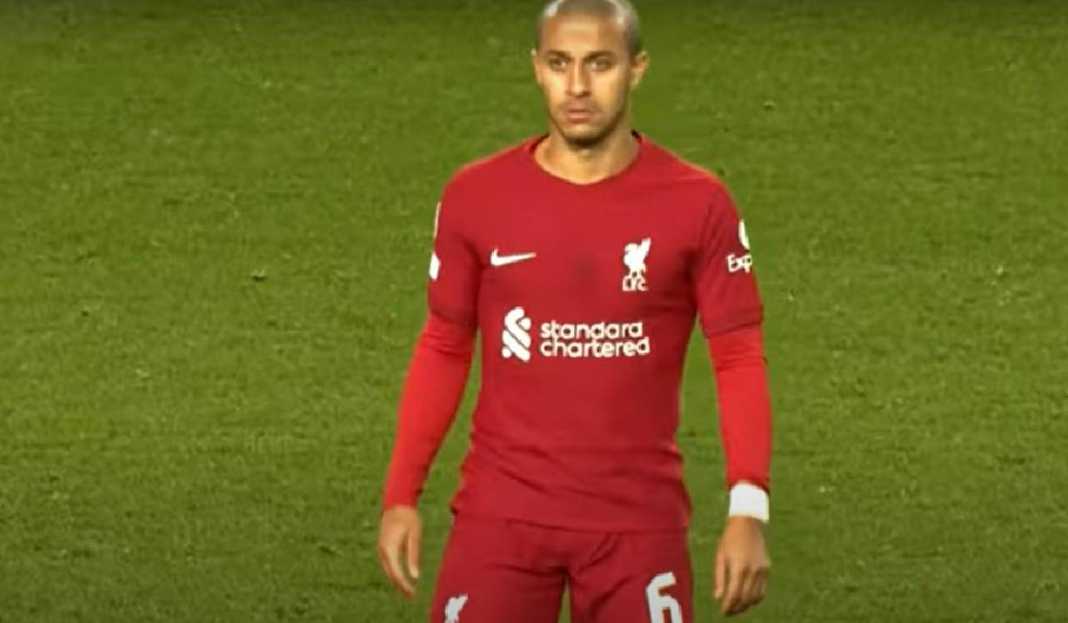 Thiago Alcantara Tampil untuk Liverpool di Liga Inggris Thiago Alcantara Didesak Membelot ke Rival Liverpool di Liga Inggris, Emang Kenapa?