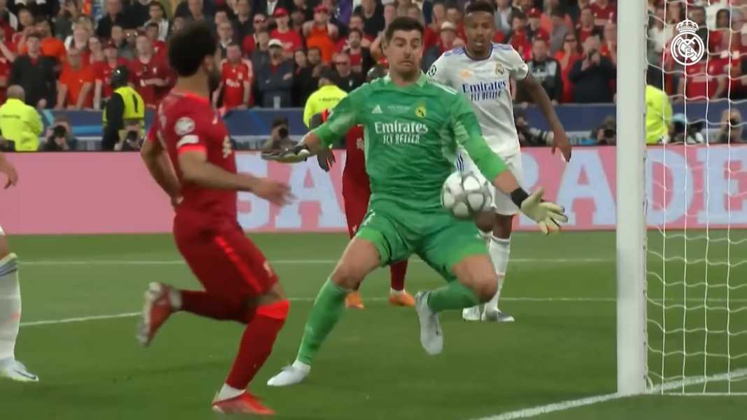 Thibaut Courtois mencegah satu serangan dari Mo Salah Musim Sempurna Bagi Real Madrid, Courtois Cedera, Guler Cedera, Tanpa Striker, Kane dan Mbappe Batal Datang!