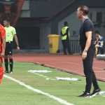 Thomas Doll di Pinggir Lapangan Laga Madura United vs Persija Jakarta