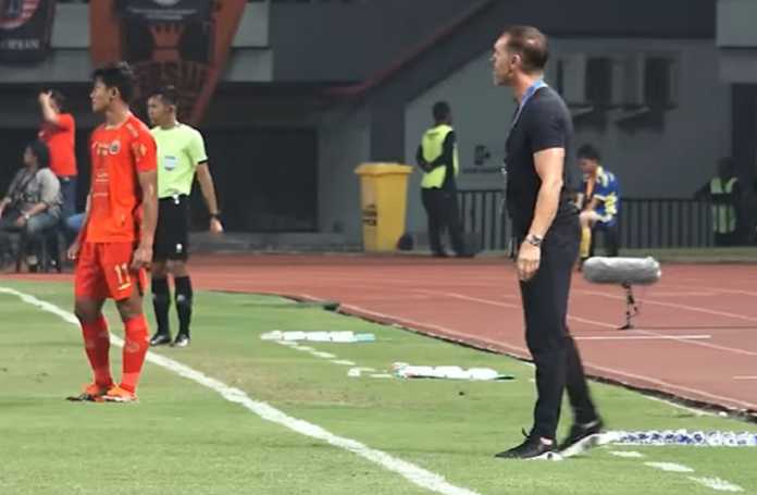Thomas Doll di Pinggir Lapangan Laga Madura United vs Persija Jakarta