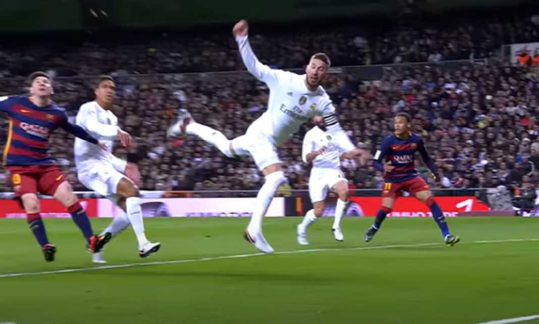 Aksi Sergio Ramos di sebuah laga El Clasico