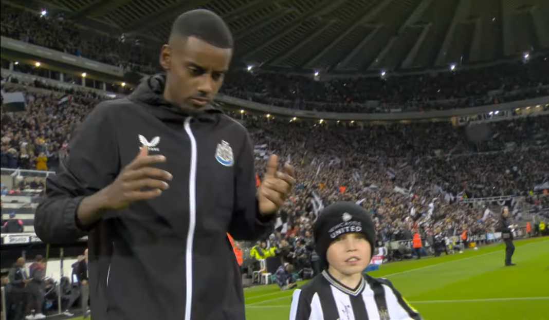 Alexander Isak saat masuki lapangan Newcastle United Clean Sheet Empat Laga Beruntun Saat Jamu Pasukan Vincent Kompany