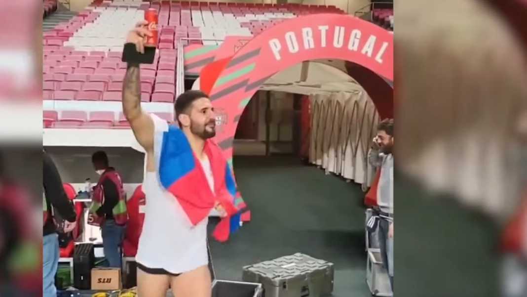 Alexander Mitrovic membawa sekaleng Coca Cola Sama-sama di Arab Saudi, Mitrovic 3 Gol Serbia, CR7 Nihil Gol Portugal